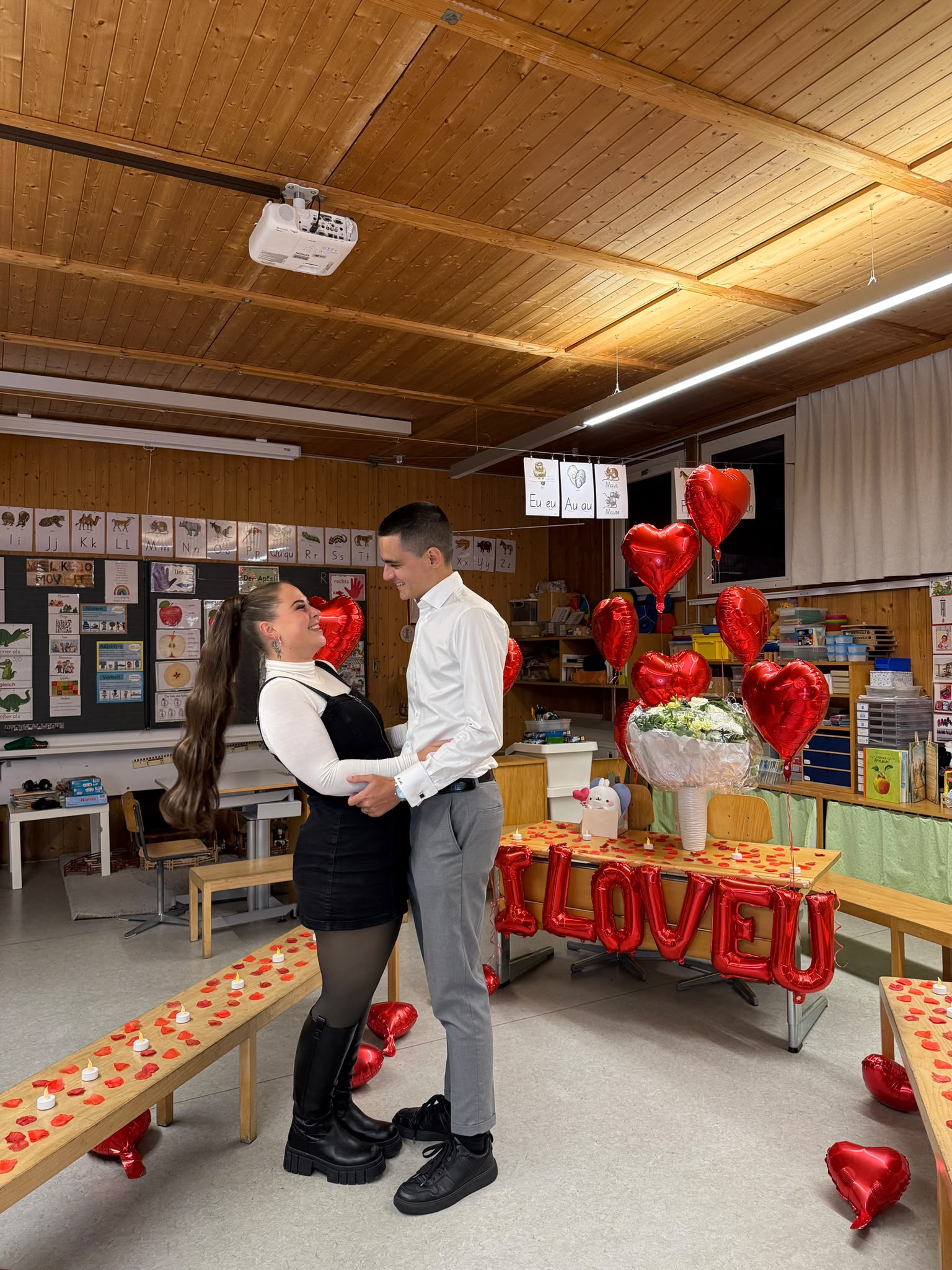 Désirée und Diogo in ihrem ehemaligen Klassenzimmer beim Heiratsantrag